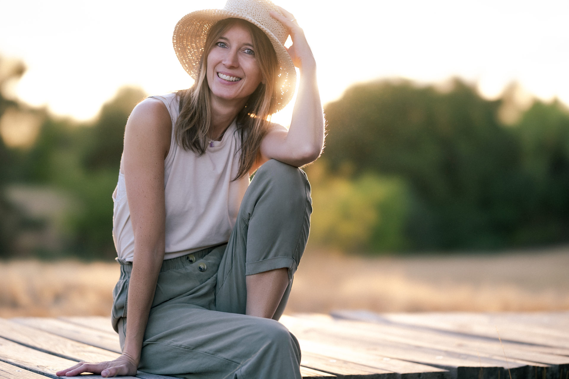 Julia Koops sitzt im Sonnenuntergang